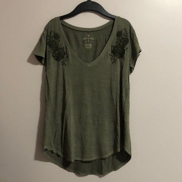 ✨2/$10✨ American Eagle Floral Dark Army Green V-Neck Tee - Picture 1 of 6
